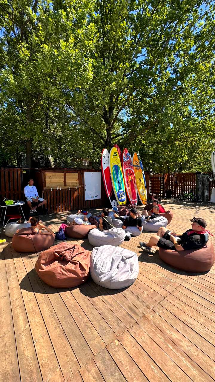 Палуба с лежаками и сапами