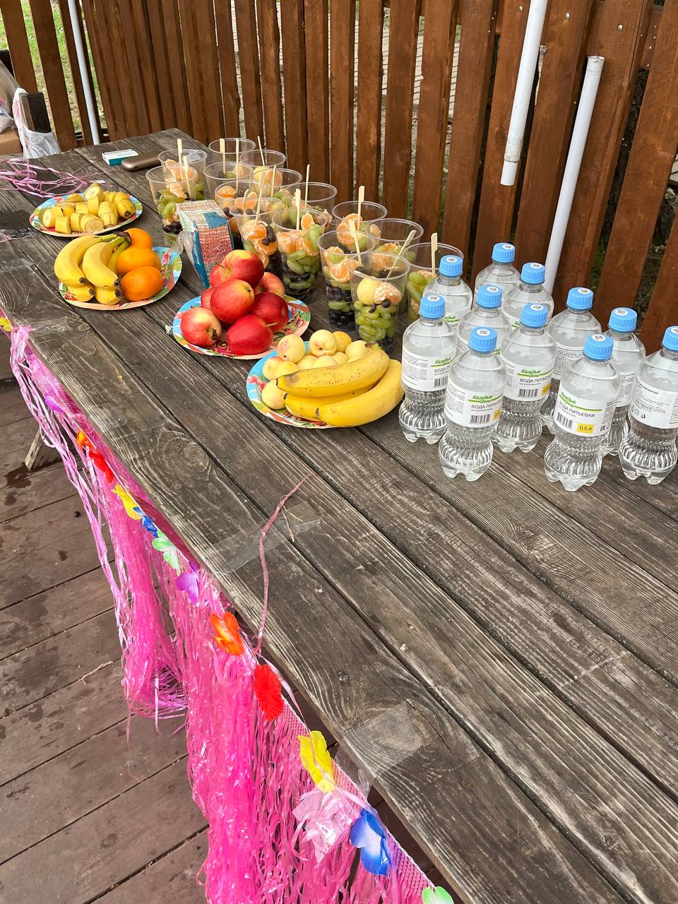 Фрукты и напитки на столе