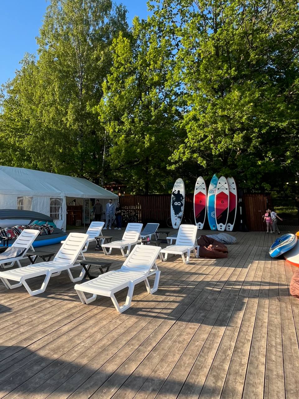 Лежаки на пирсе