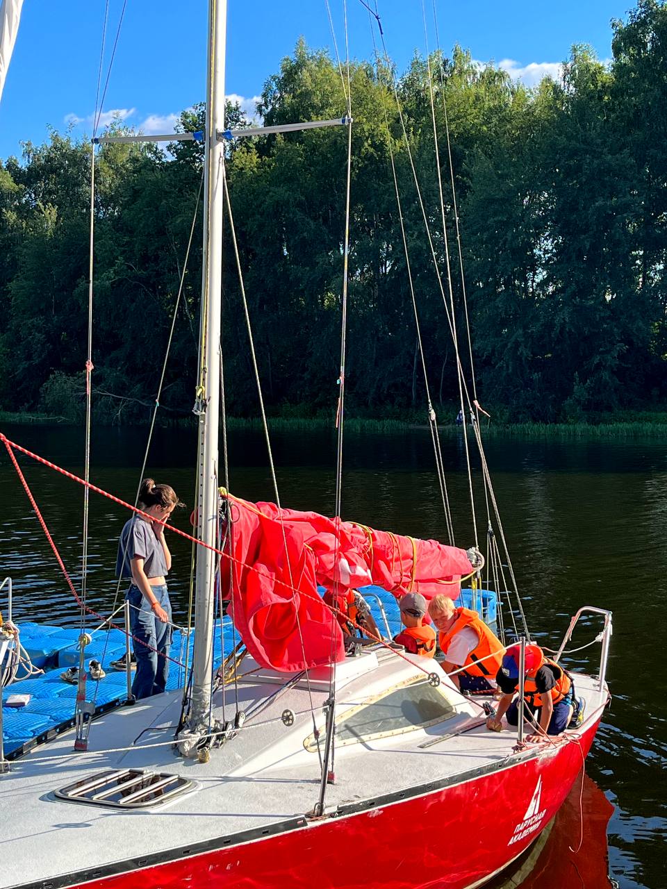 Яхта у пирса