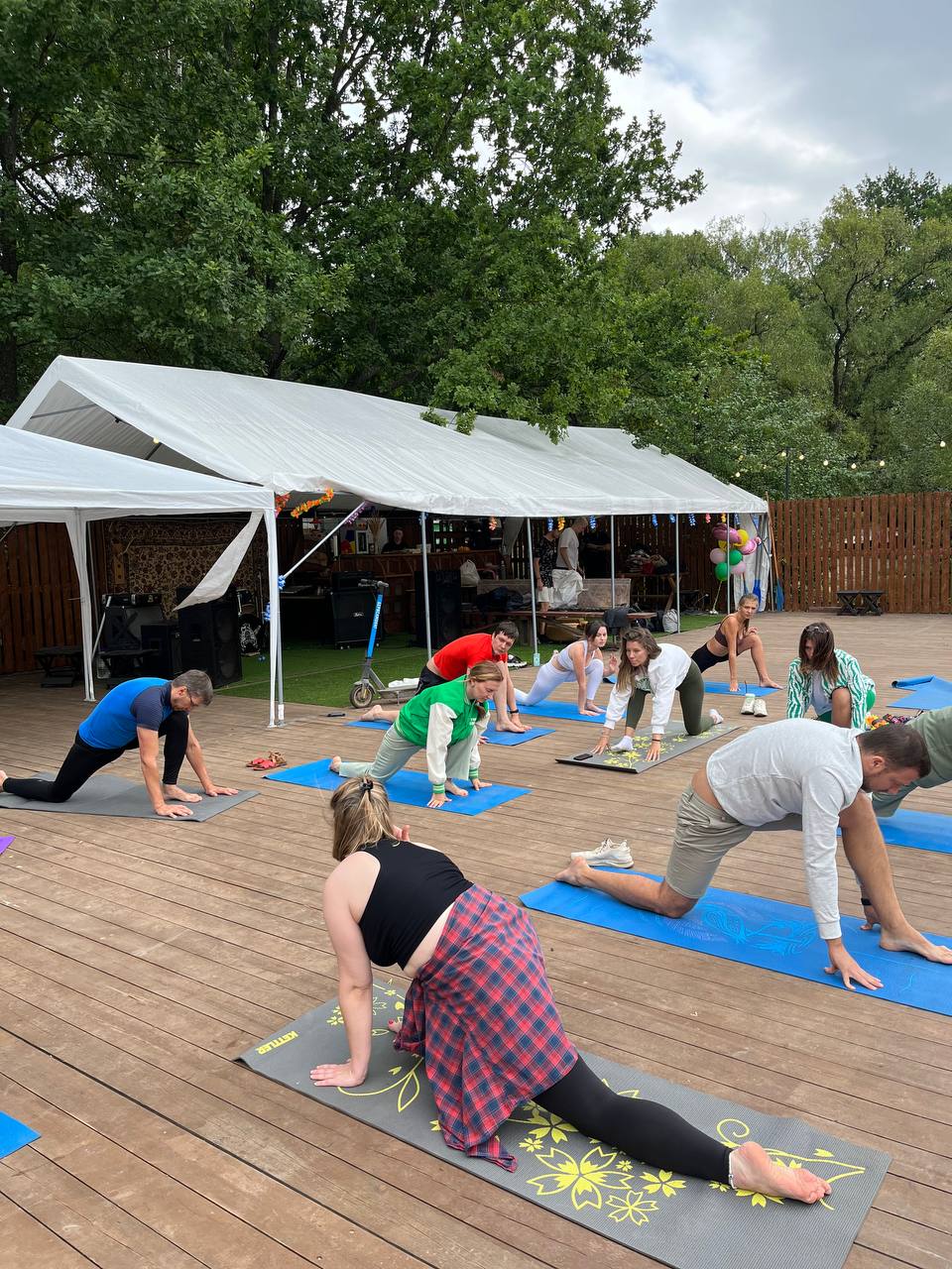 Йога на палубе у воды